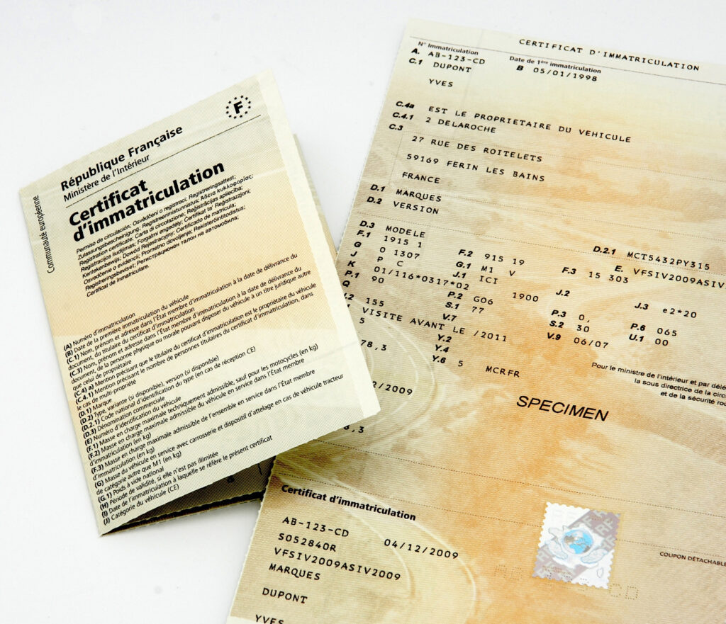 Image d'une carte grise avec un tampon officiel, illustrant la validation de la conformité du véhicule aux normes européennes pour l'immatriculation avec Soficca