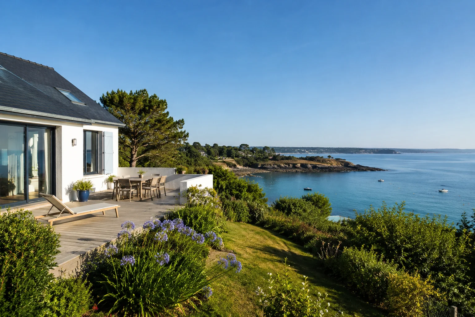 Acheter une maison en bord de mer à 280 000 euros ne se finance pas de la même façon selon que vous êtes primo-investisseur sans bien à revendre, propriétaire en transition ou déjà engagé sur plusieurs crédits. Pourtant, la plupart des acquéreurs comparent uniquement les taux sans mesurer l'écart réel de coût total, de risque et de faisabilité entre les 3 montages disponibles. Ce comparatif chiffré, construit sur un même projet à 280 000 euros en zone littorale, pose les arbitrages concrets pour choisir en connaissance de cause.